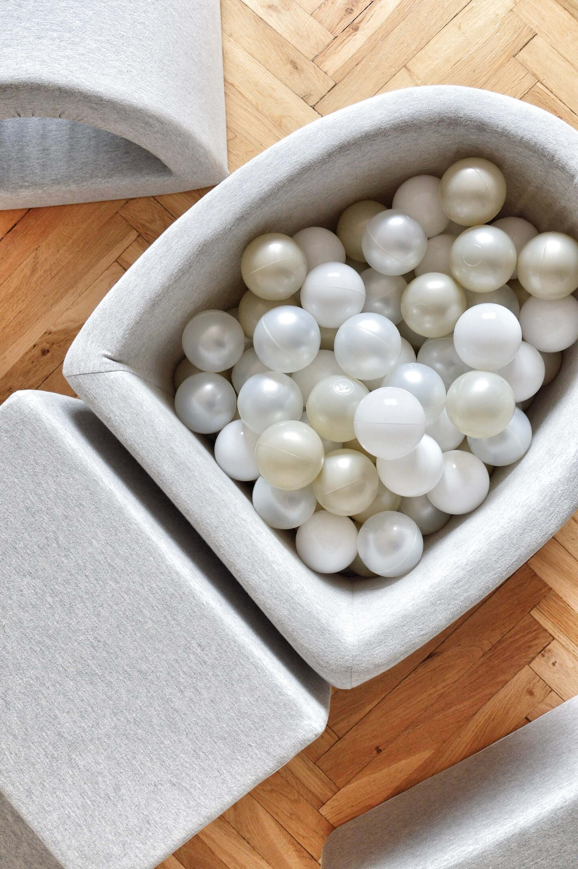 Foam play area with bridge and micro light gray pool + 100 balls