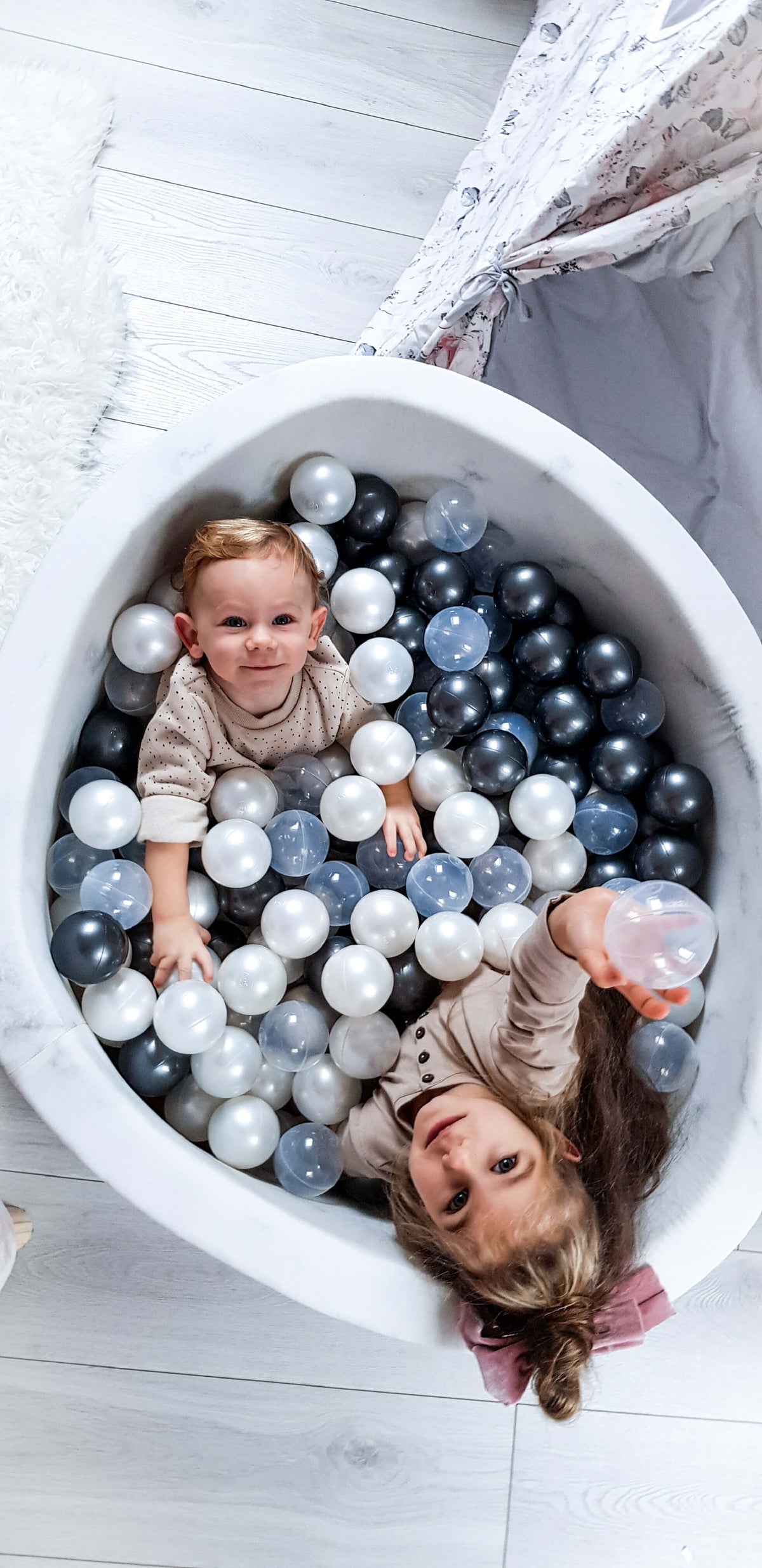 Mimii Bällebad aus Samt – rund, 90 × 30 cm, mit 200 Bällen