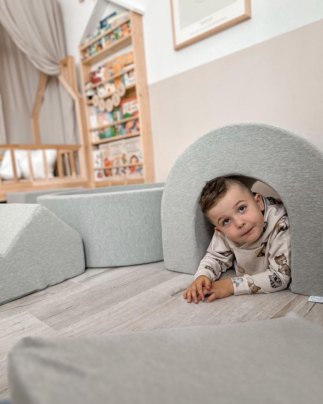 Foam play area with round pool 90x30 light gray + 5 elements + 200 balls