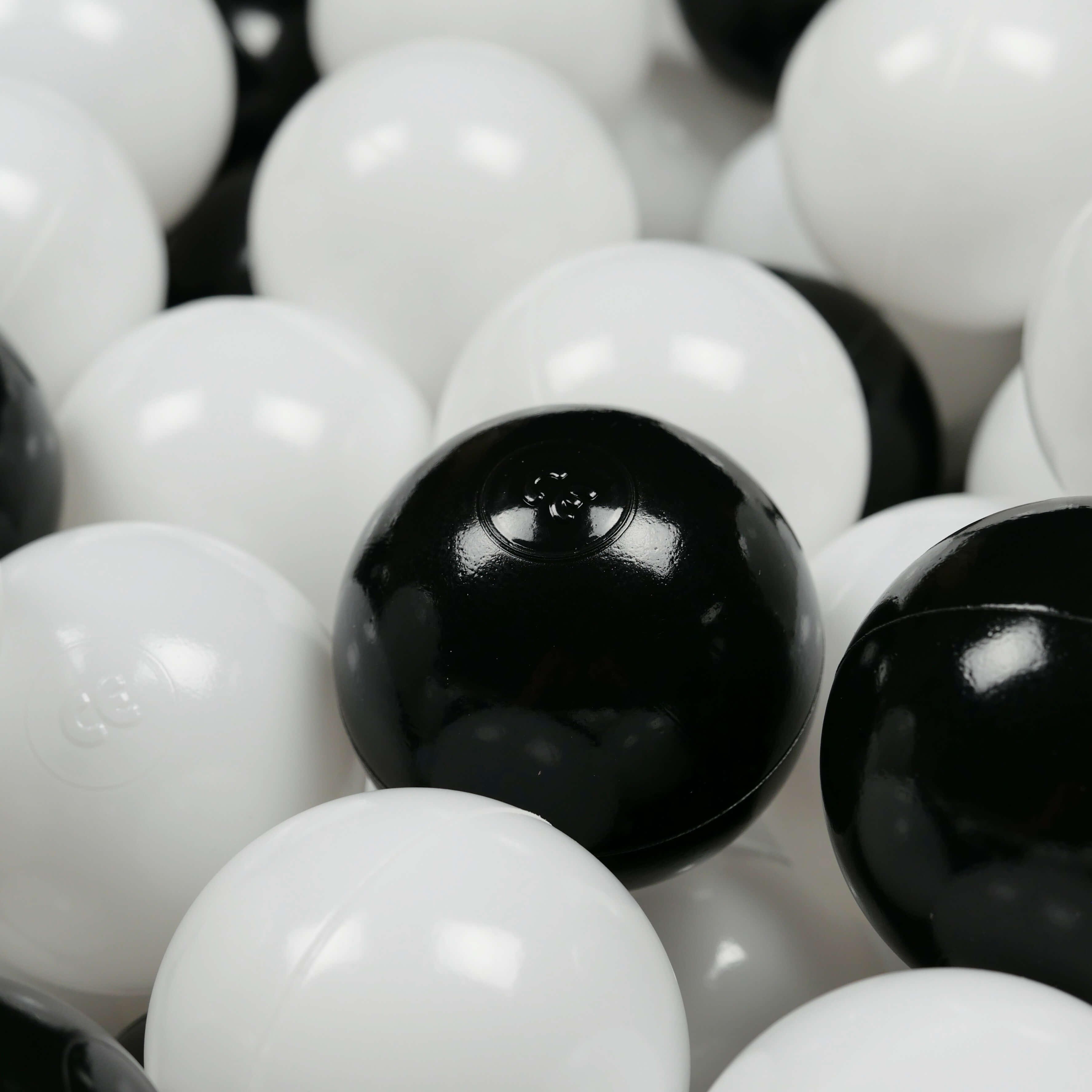 Game balls ø7cm 200 pieces white, black
