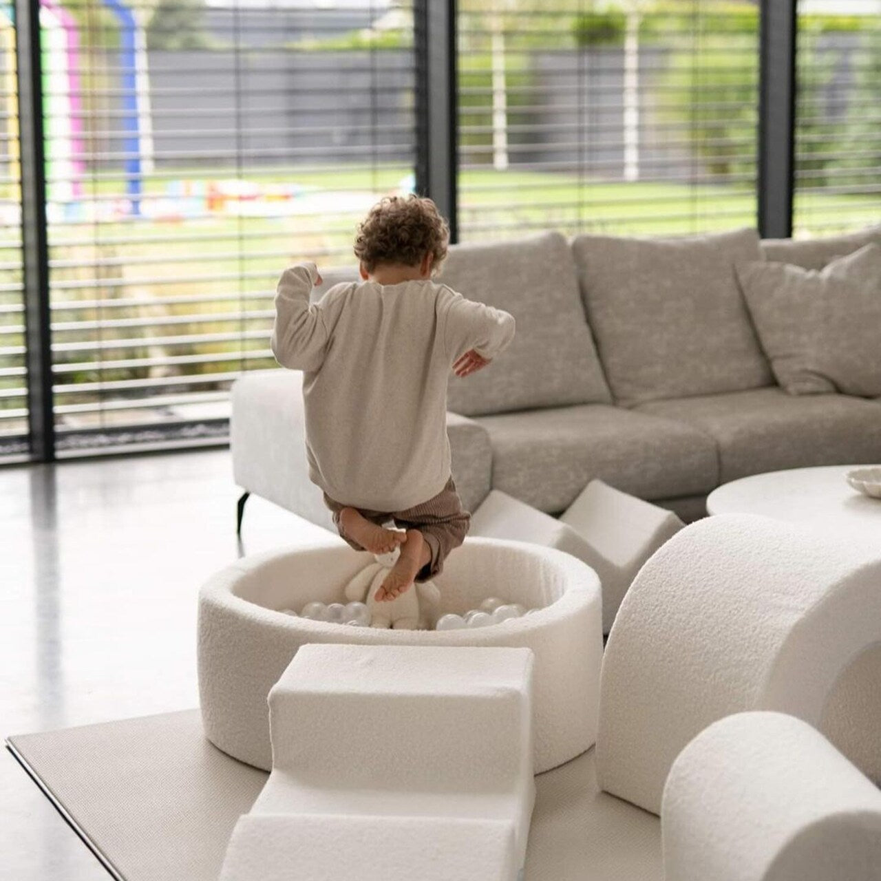 Foam play area with round ball pit 90x30 white boucle + 5 elements + 200 balls